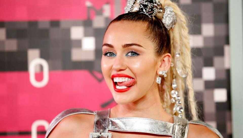 Miley Cyrus er ikke bleg for at komme med sin ærlige mening, og nu er hun endt i en fejde med stort modehus. Foto: Danny Moloshok/Scanpix (Arkivfoto) Miley Cyrus er ikke bleg for at komme med sin ærlige mening, og nu er hun endt i en fejde med stort modehus. Foto: Danny Moloshok/Scanpix (Arkivfoto)