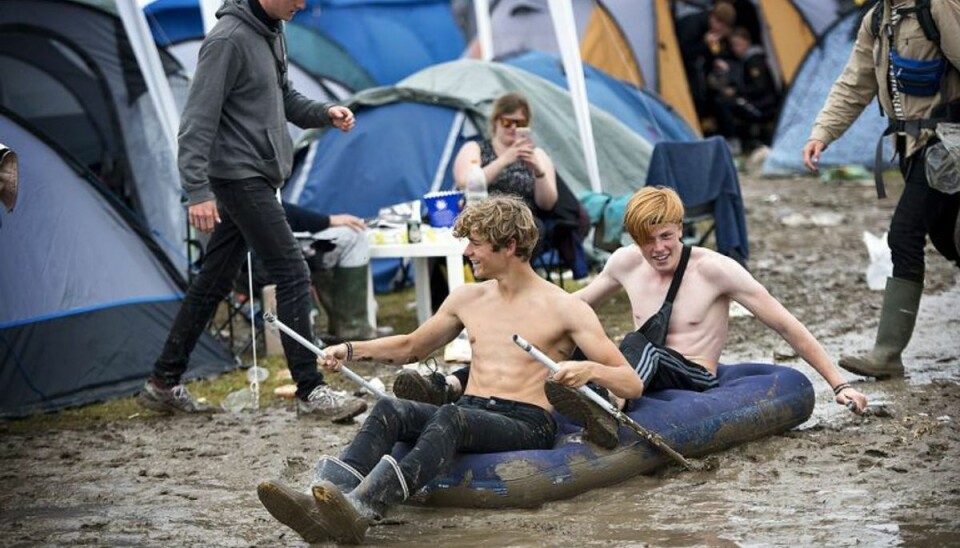 Den store mængde vand ramte især fredag og forvandlede festivalpladsen til en mudderpøl. Foto: Nils Meilvang/Scanpix Den store mængde vand ramte især fredag og forvandlede festivalpladsen til en mudderpøl. Foto: Nils Meilvang/Scanpix
