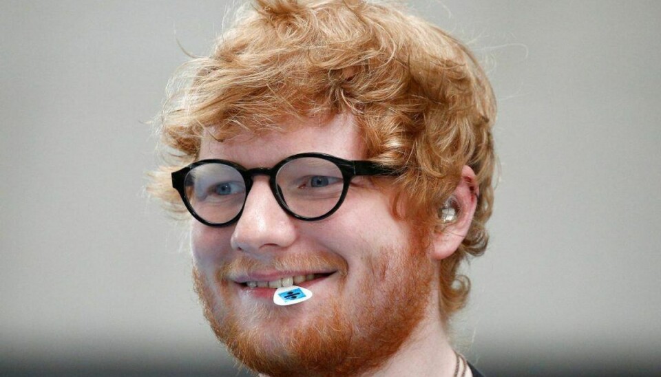 Ed Sheeran har i Game of Thrones fået en kappe, der står flot til hans hår. Foto: Scanpix/Brendan McDermid
