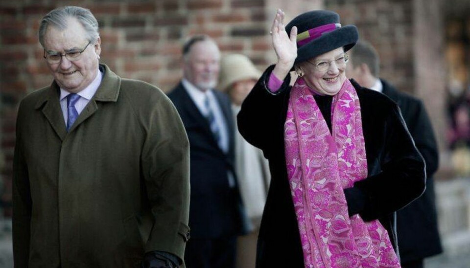 Prins Henrik forklarer sin beslutning: Er ikke værdig ARKIVFOTO 2012 H.M. Dronning Margrethe lægger kranse ved Kong Frederik 9. og Dronning Ingrids gravsted i Roskilde Domkirke, til venstre ses prins Henrik- – Se RB INDLAND15.38. Prins Henrik vil ikke begraves sammen med dronning MargretheKongehuset oplyser, at prins Henrik er utilfreds med sin rolle og derfor vil han ikke begraves ved siden af dronningen, skriver BT. . (Foto: Mads Nissen/Scanpix 2017)