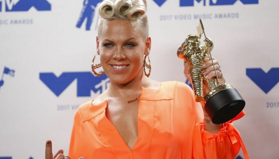 Pink hylder androgyne stjerner i takketale til datter