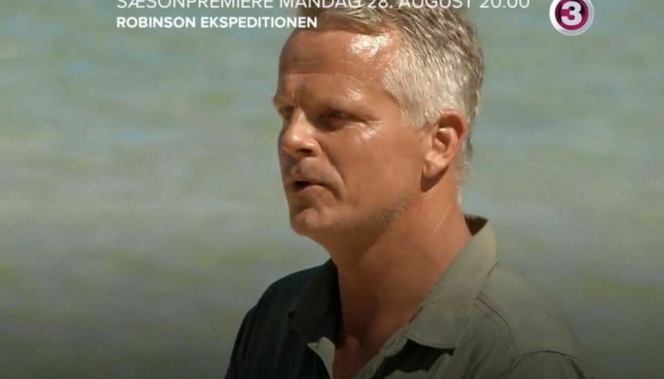 Jakob Kjeldbjerg undskylder overfor sine deltagere, at han har taget “to tabere” med i ekspeditionen. Derefter udbryder han “Fy for satan!”. Foto: TV3.