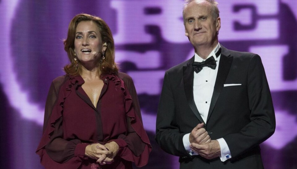 Værterne Camilla Miehe-Renard og Søren Pilmark til ’Revygalla 2017’. Foto: Per Arnesen / TV 2