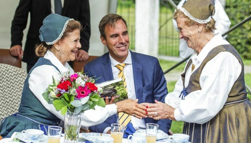 Dronning iklædt folkedragt fejrede de ældre