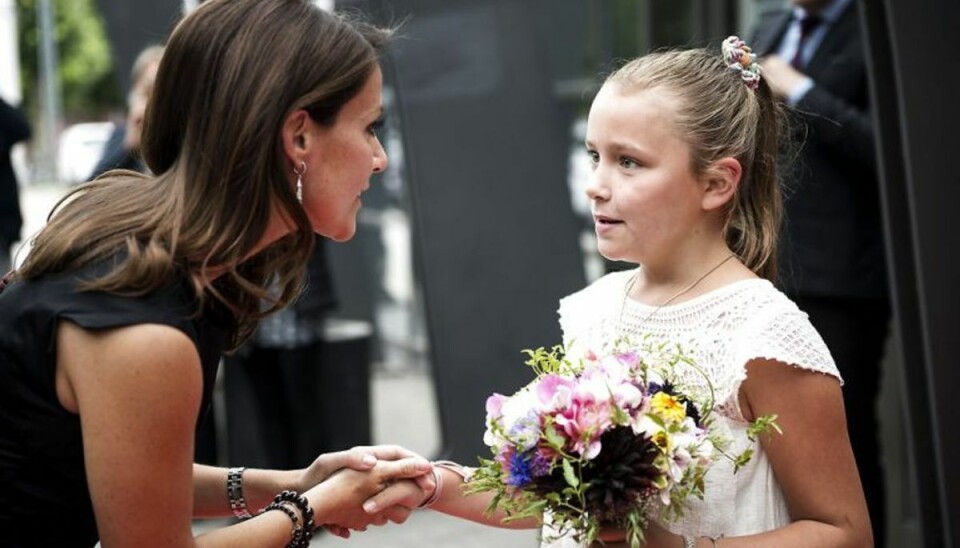 Prinsesse Marie blev budt velkommen af blomsterpigen Maja Marie Flach de Neergaard ved ankomsten til Forum den 24. august. Prinsesse Marie besøgte fødevareudstillingen Bite Copenhagen. Foto: Sarah Christine Nørgaard/Scanpix (Arkivfoto)