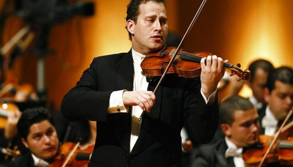 Den internationalt kendte violinist Nikolaj Znaider har sat sit hus i Hellerup til salg. Her optræder han ved en koncert i Teresa Carreno-teateret i Caracas, hovedstaden i Venezuela. KLIK VIDERE OG SE PALÆET. Foto: Carlos Garcia Rawlins/Scanpix (Arkivfoto) Den internationalt kendte violinist Nikolaj Znaider har sat sit hus i Hellerup til salg. Her optræder han ved en koncert i Teresa Carreno-teateret i Caracas, hovedstaden i Venezuela. KLIK VIDERE OG SE PALÆET. Foto: Carlos Garcia Rawlins/Scanpix (Arkivfoto)