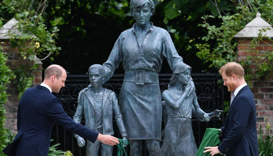 Brødrene prins William og Harry glemte for en stund deres uenigheder, da de i juli i fællesskab afslørede en statue af deres afdøde mor, prinsesse Diana. Statuen blev afsløret på dagen, hvor prinsesse Diana ville have fyldt 60 år. (Arkivfoto)