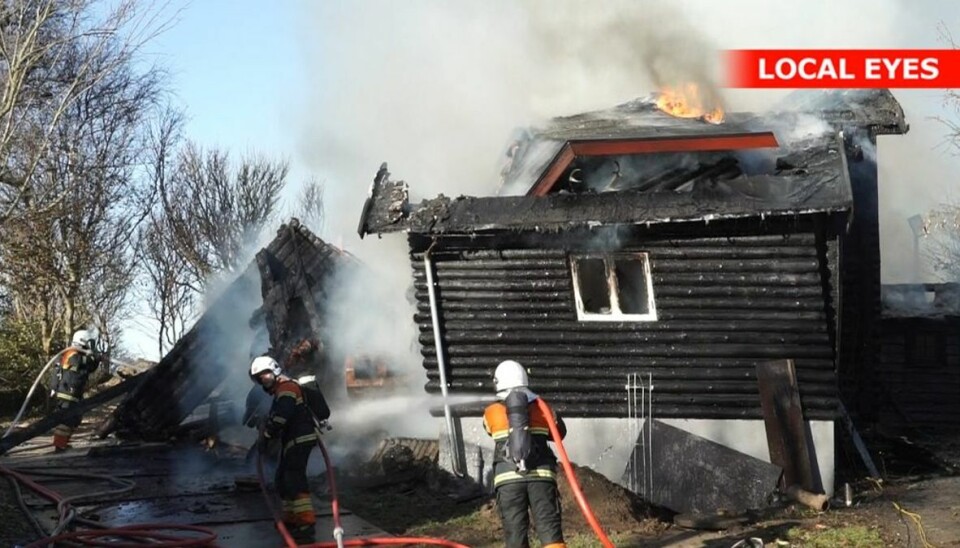 Et gammelt sommerhus i Tisvildeleje brændte ned tirsdag. Foto: Local Eyes.