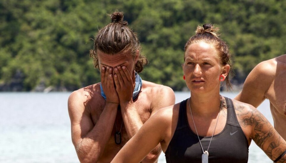 Brev hjemmefra: Endri bliver rørt til tårer Især fighteren Endri viser sin bløde side, da Jakob læser en smagsprøve af brevet op for ham. Foto: TV3.