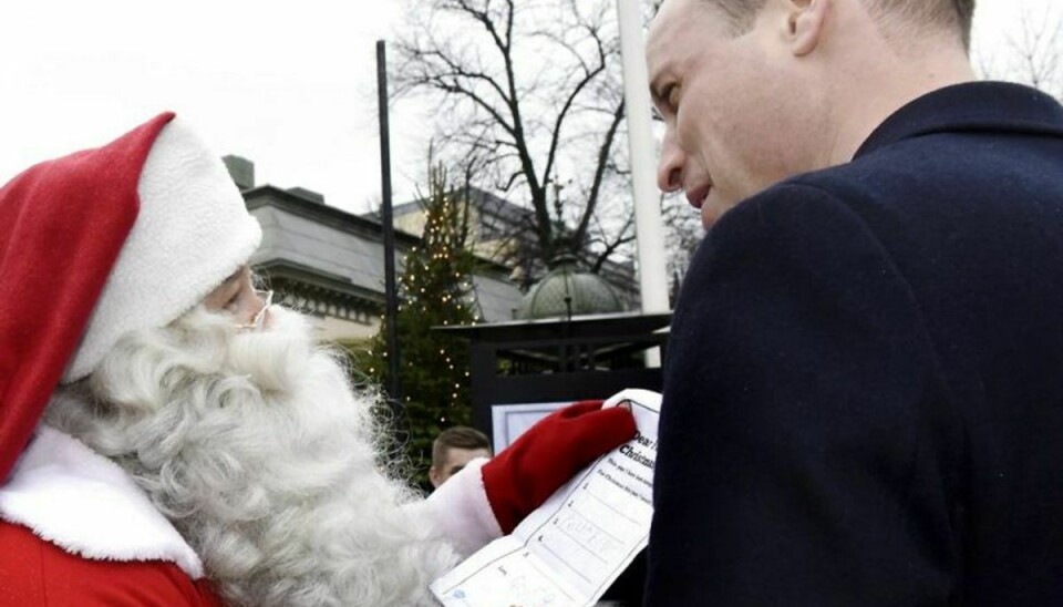 Prins William afleverede sønnens ønskeseddel til julemanden i Finalnd. Foto: Heikki Saukkomaa/Scanpix.