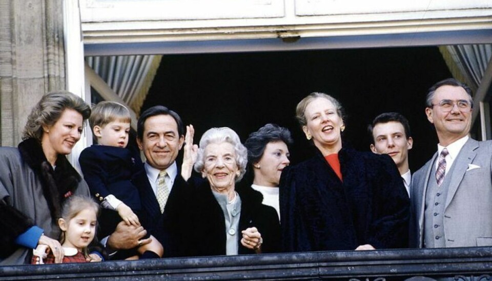 Her ses Anne-Marie yderst til venstre og ekskong Konstantin sammen med dronning Ingrid på balkonen ved Amalienborg Slotsplads. Arkivfoto: Scanpix Her ses Anne-Marie yderst til venstre og ekskong Konstantin sammen med dronning Ingrid på balkonen ved Amalienborg Slotsplads. Arkivfoto: Scanpix