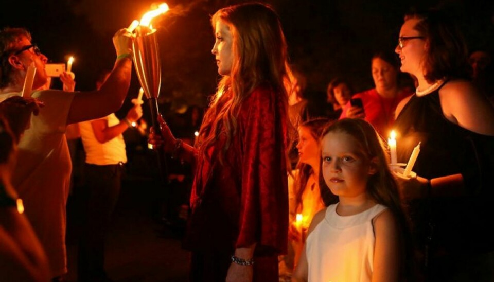 Elvis Presley’s datter Lisa Marie tænder her lys sammen med fans, i forbindelse med en mindehøjtidelighed i august 2017, hvor det var 40 år siden at kongen døde. Foto: Karen Pulfer Focht/Scanpix (Arkivfoto)