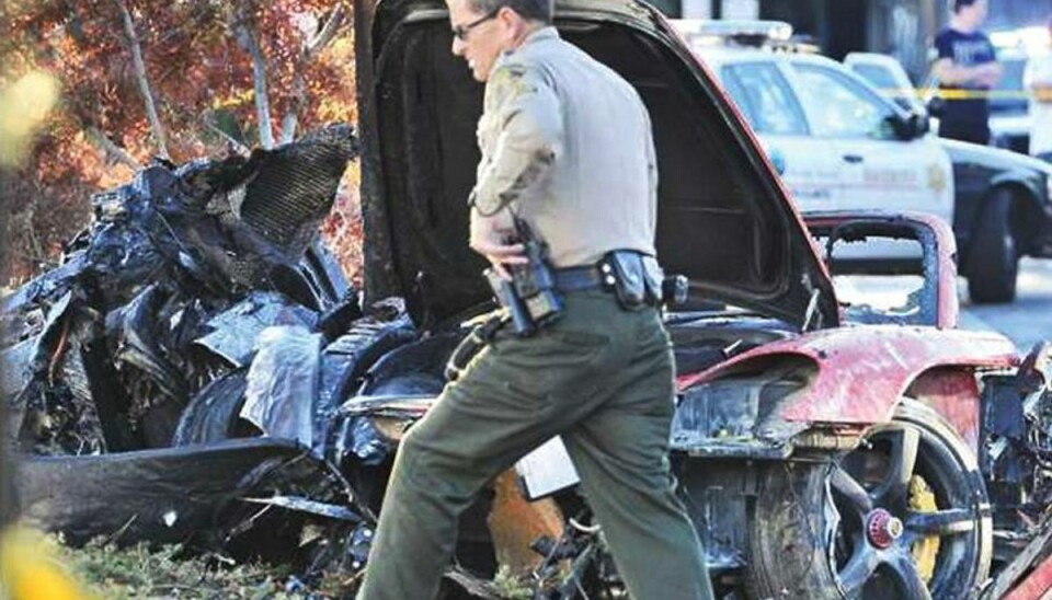 Paul Walker mistede livet nærmest øjeblikkeligt, efter han mistede herredømmet i sin Porsche og kørte galt. Her er en politibetjent i kan med at afsøge ulykkesstedet. Foto: Dan Watson/Scanpix (Arkivfoto) Paul Walker mistede livet nærmest øjeblikkeligt, efter han mistede herredømmet i sin Porsche og kørte galt. Her er en politibetjent i kan med at afsøge ulykkesstedet. Foto: Dan Watson/Scanpix (Arkivfoto)