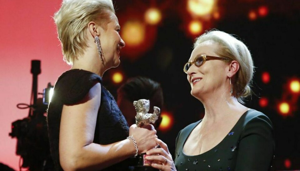 To danske film med på stor international festival, hvor Trine Dyrholm sidste år modtog en såkaldt sølvbjørn på Berlinalen. Den fik hun overrakt af selveste Meryl Streep, der er præsident for juryen. Arkivfoto: Fabrizio Bensch/Scanpix