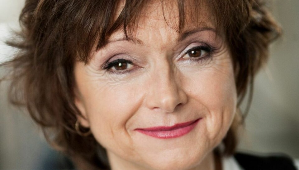69-årige Sonja Oppenhagen: -Jeg føler mig stadig ung Sonja Oppenhagen er sammen med Lisbet Dahl og Elsebeth Steentoft aktuel i forestillingen “I sidste øjeblik”. Foto: Pressefoto