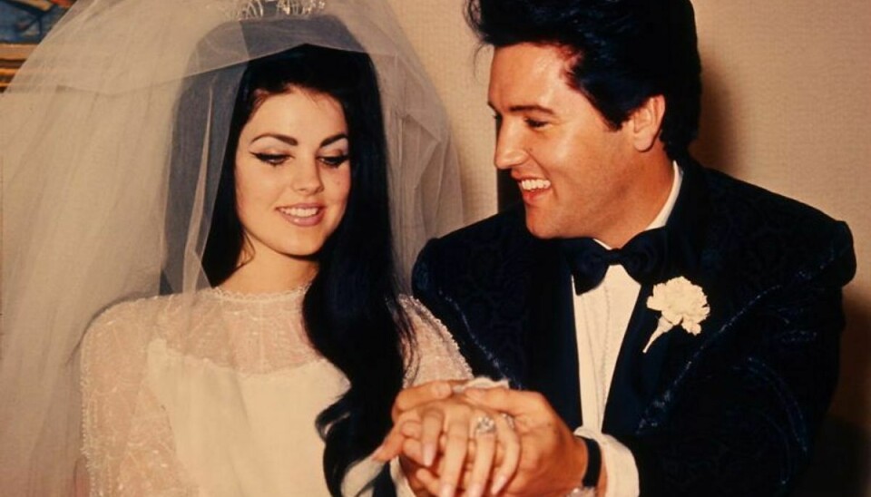Rocksanger Elvis Presley gifter sig her med Priscilla Anne Beaulieu tilbage i 1967. Ægteskabet varede i seks år. Elvis Presley har fødselsdag mandag den 8. januar 2018. Arkivfoto: Scanpix