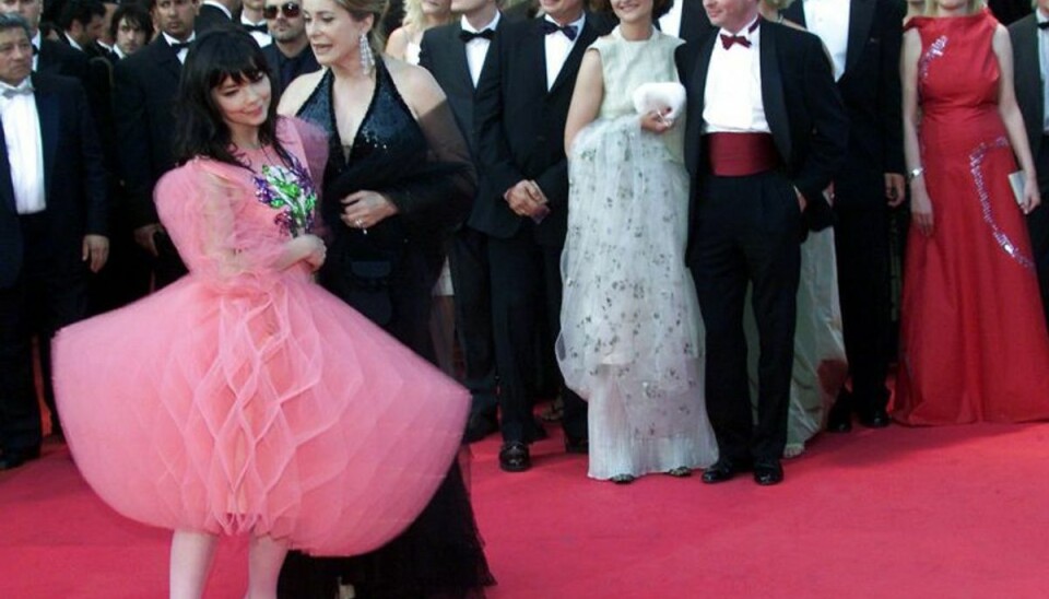 Peter Stormare er en svensk stjerne i stor Hollywood-succes med serien “Swedish Dicks”. Her ses skuespilleren lige bag Lars Von Trier ved Cannes-festivalen i 2000 – med Bjørk og Catherine Deneuve i forgrunden. Arkivfoto: John Schults/Scanpix Peter Stormare er en svensk stjerne i stor Hollywood-succes med serien “Swedish Dicks”. Her ses skuespilleren lige bag Lars Von Trier ved Cannes-festivalen i 2000 – med Bjørk og Catherine Deneuve i forgrunden. Arkivfoto: John Schults/Scanpix