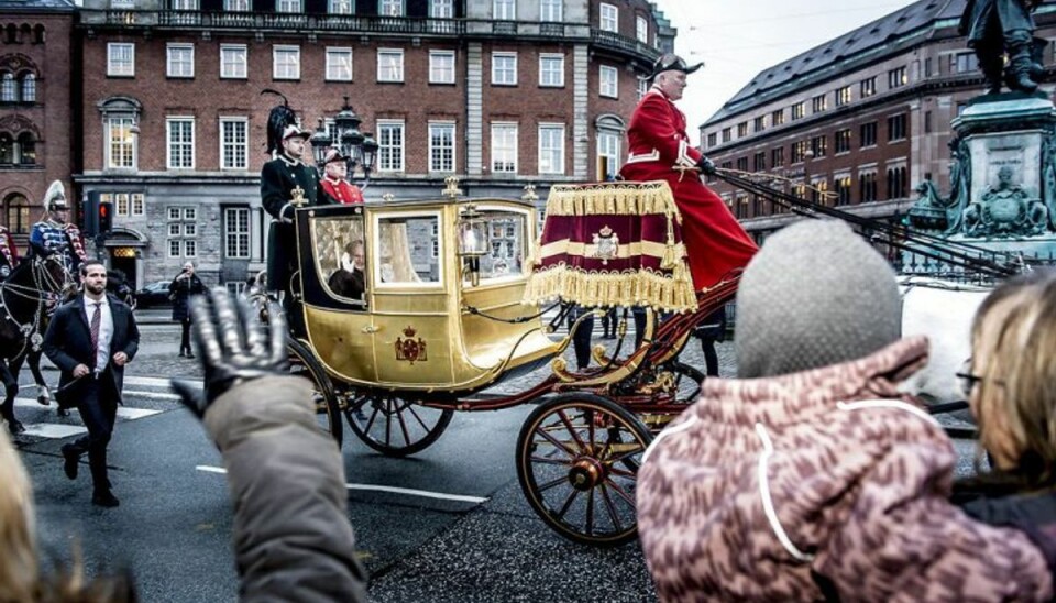 Masser af mennesker var mødt frem for at se dronningens tur i guldkaret. SE DE FEDE BILLEDER – KLIK PÅ FOTOET. Foto: Mads Claus Rasmussen/Scanpix Masser af mennesker var mødt frem for at se dronningens tur i guldkaret. SE DE FEDE BILLEDER – KLIK PÅ FOTOET. Foto: Mads Claus Rasmussen/Scanpix