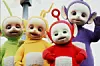 Simon Shelton Barnes spillede “Tinky Winky” i “Teletubbies” (t.h.). Nu er han død – blot 52 år gammel. Foto: Scanpix (Arkivfoto)