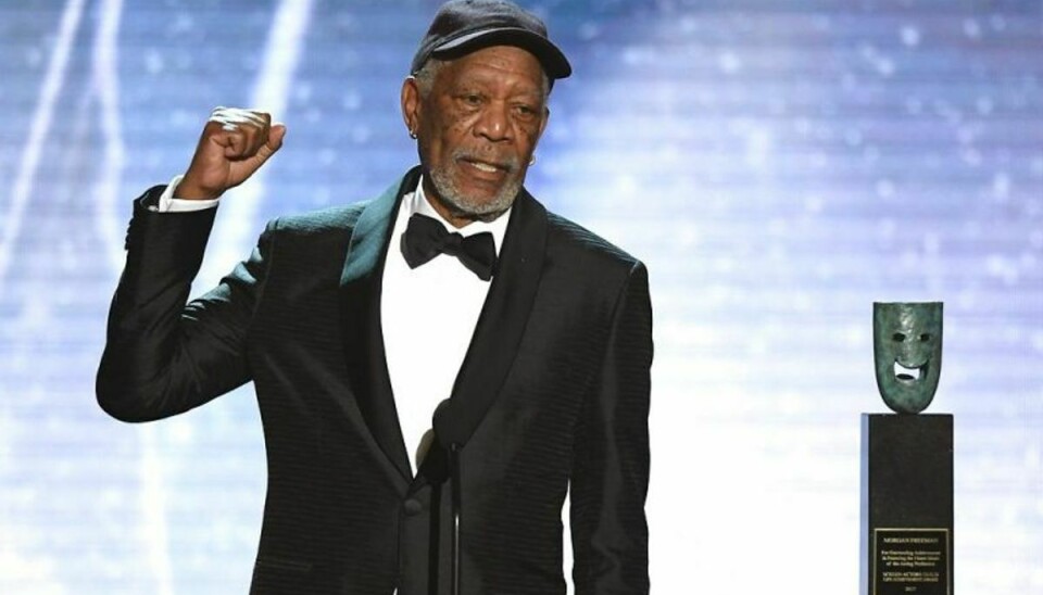 Stjernerne varmede op til Oscar-festen – her er det Morgan Freeman, der fik en Life Achievement Award. Foto: Mark Ralston/Scanpix