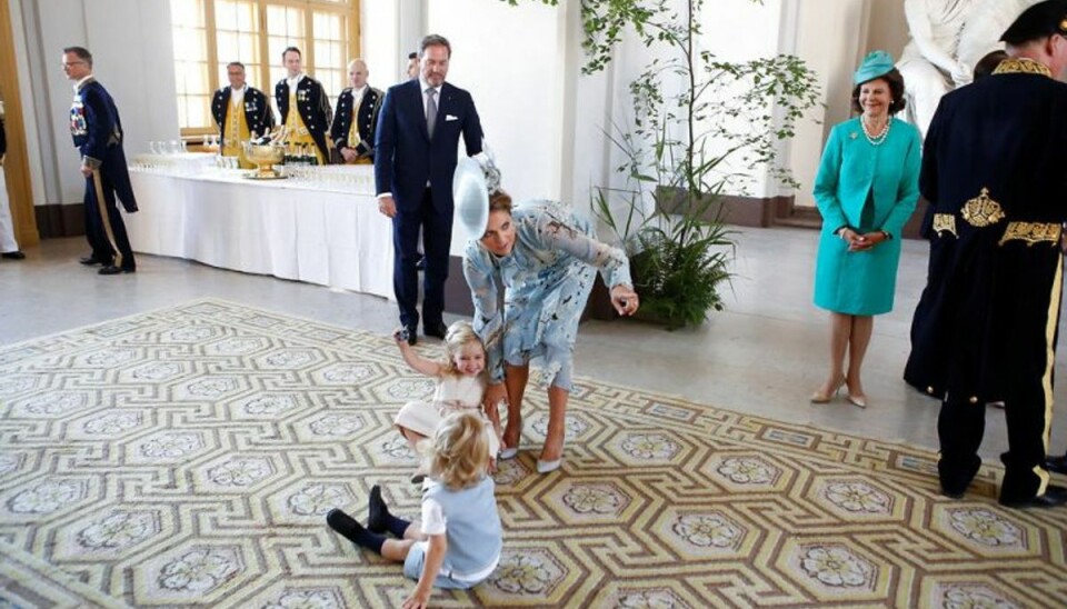 Højgravid prinsesse vender hjem for at føde