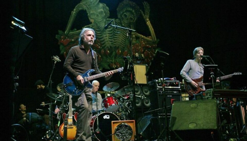 Guitarist Bob Weir (tv) og Phil Lesh fra “The Grateful Dead” spiller her ved en koncert i 2008. Bob Weir var nær ven med John Perry Barlow. Arkivfoto: Robert Galbraith/Scanpix Guitarist Bob Weir (tv) og Phil Lesh fra “The Grateful Dead” spiller her ved en koncert i 2008. Bob Weir var nær ven med John Perry Barlow. Arkivfoto: Robert Galbraith/Scanpix