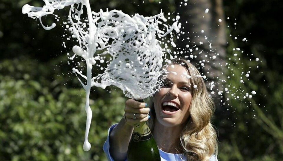 Caroline Wozniacki sprøjter med champagne i Royal Botanical Gardens i Melbourne. Foto: Dita Alangkara/Scanpix.