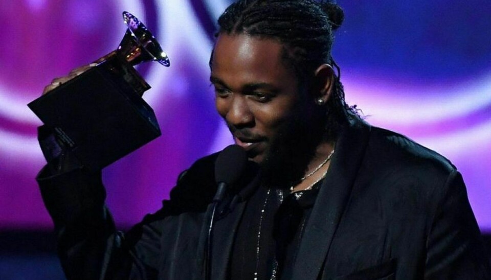 Kendrick Lamar modtager en Grammy for “Damn”, der vandt kategorien årets bedste rapalbum. Foto: Timothy A. CLARY/Scanpix.