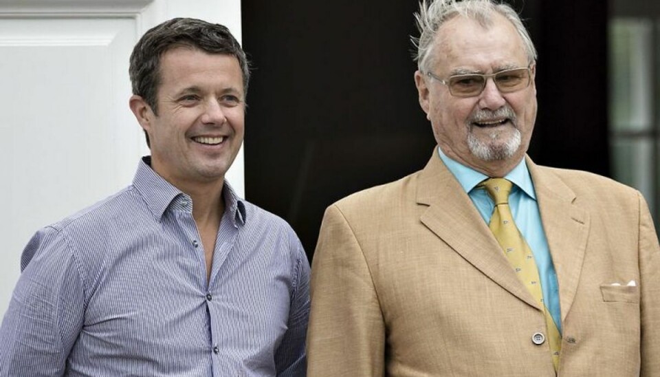 Kronprins Frederik og hans far, prins Henrik, der lige nu er syg. Alle håber Frederik når hjem. Arkivfoto: Scanpix Kronprins Frederik og hans far, prins Henrik, der lige nu er syg. Alle håber Frederik når hjem. Arkivfoto: Scanpix