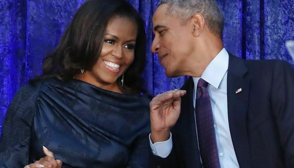 Forleden var den tidligere amerikanske præsident i højt humør – her ses Barack og Michelle Obama ved afsløringen af de to portrætmalerier, som netop er blevet færdige. Foto: Mark Wilson/Scanpix