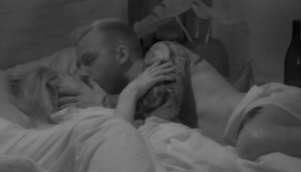 Paradise Hotel: Nu bliver det mere og mere hedt Mens “klassen” sover sammen, kan Lenny ikke modstå fristelsen til at lægge sig op ved siden af Tine for at rage, kysse og mere. Foto: TV3.