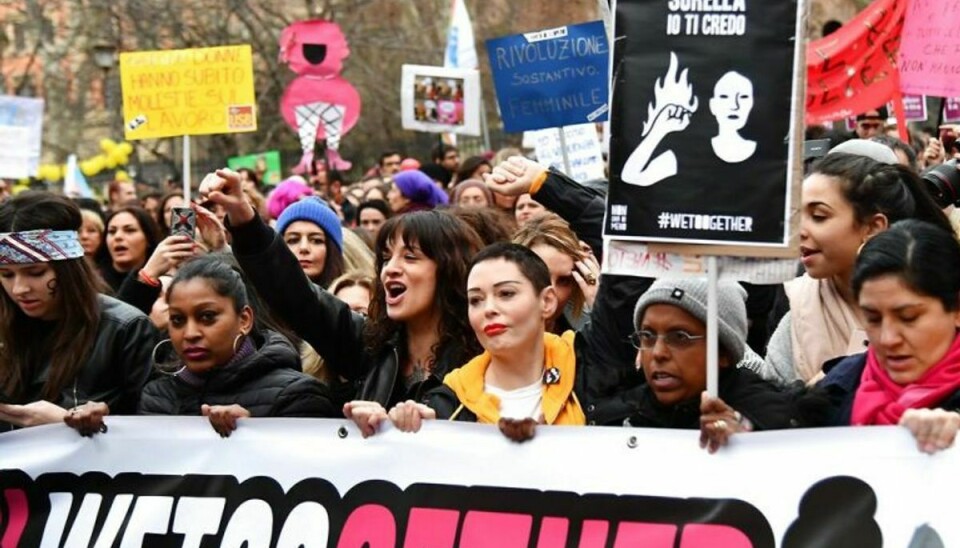 Her er det den italienske skuespiller Asia Argento og den amerikanske sanger og skuespiller Rose McGowan, der er med i en demonstration i Rom i forbindelse med Kvindernes Internationale Kampdag. Begge kvinder har beskyldt Harvey Weinstein for seksuelt overgreb. Arkivfoto: Alberto Pizzoli/Scanpix