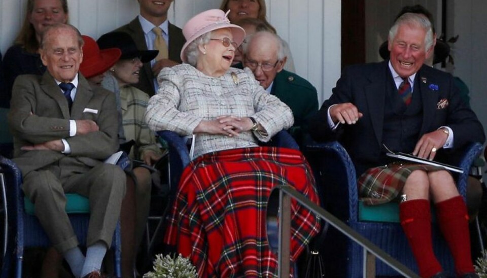 Prins Charles har aldrig tilgivet sin far – og der skulle være et stort had mellem de to, ifølge en ny bog. Her er det dronning Elizabeth imellem de to. Arkivfoto: Russell Cheyne/Scanpix Prins Charles har aldrig tilgivet sin far – og der skulle være et stort had mellem de to, ifølge en ny bog. Her er det dronning Elizabeth imellem de to. Arkivfoto: Russell Cheyne/Scanpix