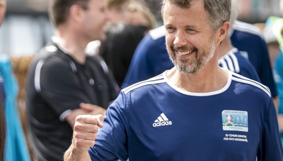 Kronprins Frederik spillede showkamp i forbindelse med at han deltager i åbningen af fanzonen “Football Village” på Ofelia Plads i København, fredag den 11. juni 2021. Til september skal han løbe Royal Run. Foto: Mads Claus Rasmussen/Ritzau Scanpix