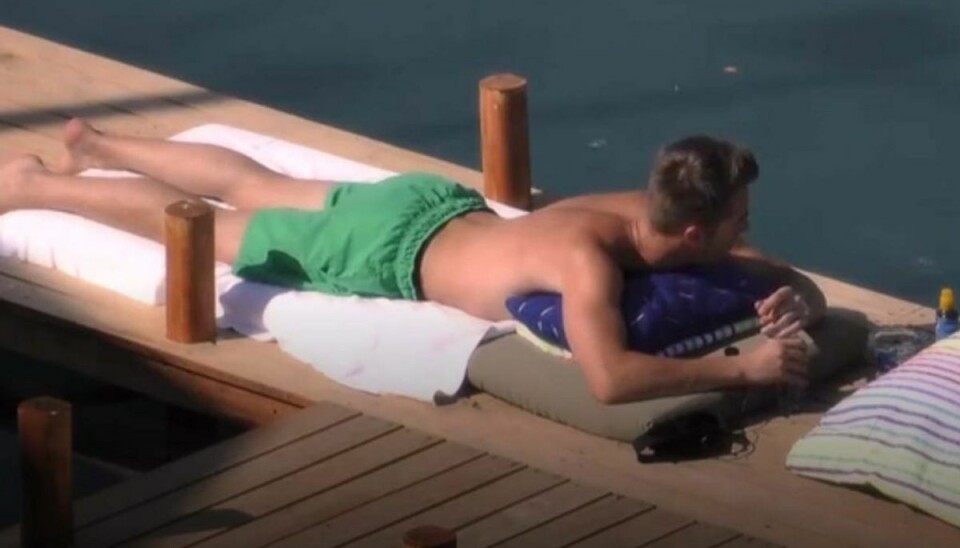 Paradise Hotel-deltager flipper ud: Bliver skidt på Jonas ligger helt afslappet ved poolen og slikker sol, når en måge klatter ham på røven. Foto: TV3.