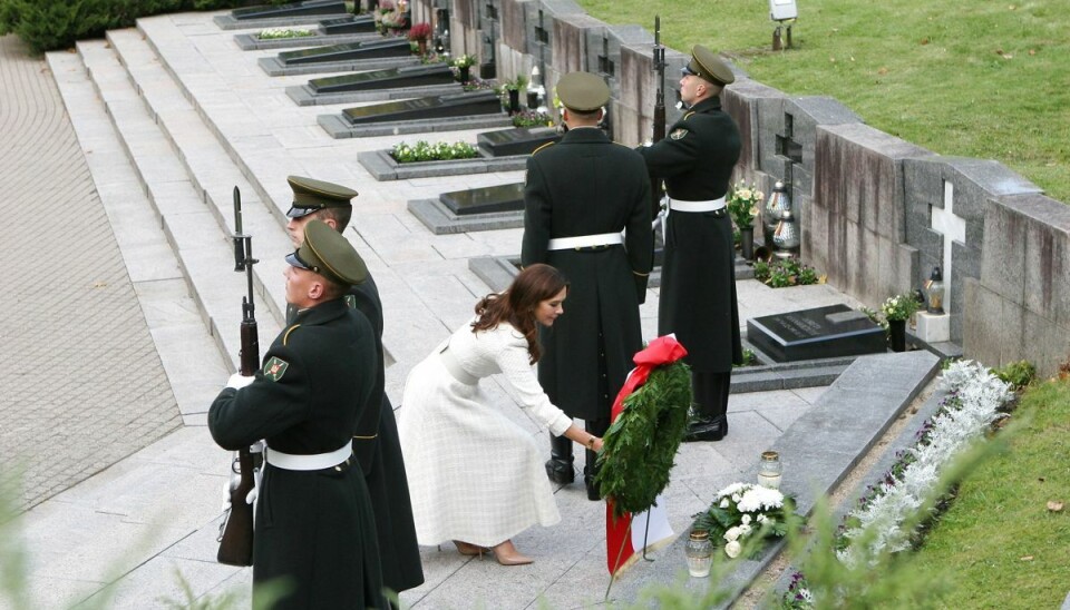 Kronprinsesse Mary lægger kransen på Antakalnis-kirkegården i Vilnius. Kronprinsesse Mary lægger kransen på Antakalnis-kirkegården i Vilnius.