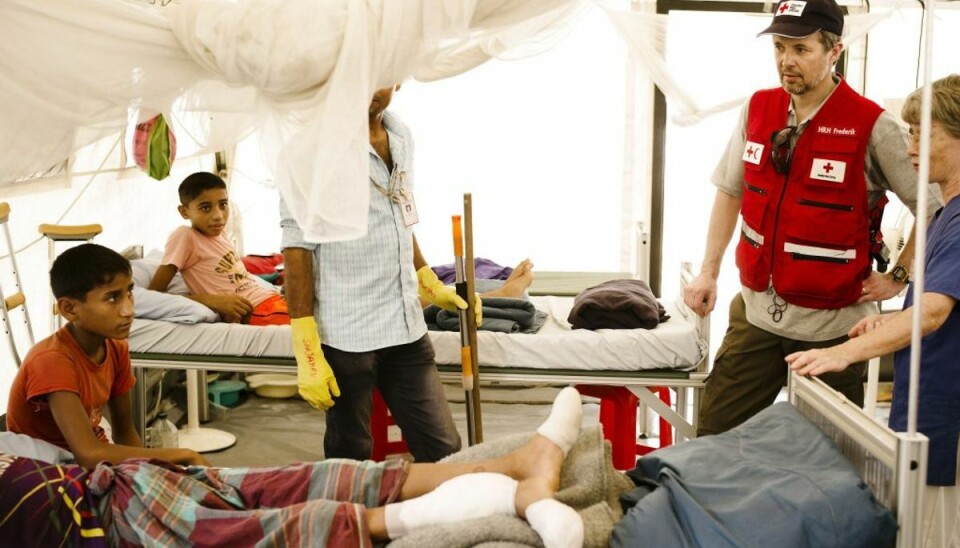 Kronprinsen forlod landet i hemmelig og vigtigt ærinde Kronprins Frederik taler med to drenge, som er indlagt på Røde Kors felthospital med brækkede ben, i verdens største flygtningelejr ved Cox”s Bazar i Bangladesh, onsdag den 4. april 2018. Skaderne er opstået ved fald på de stejle skråninger i lejren. Med monsunregnens komme frygter Røde Kors’ læger og sygeplejersker, at mange flere vil komme til skade. Foto: Jakob Dall/Scanpix.