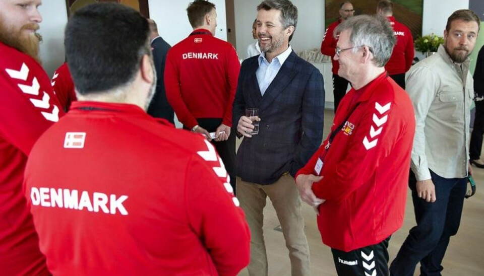 Kronprins Frederik taler med veterangruppen i reception for de skadede danske krigsveteraner, der skal deltage i Invictus Games i Sydney til oktober, på den australske ambassadørs residens i Nordhavnen. Foto: Keld Navntoft/Scanpix