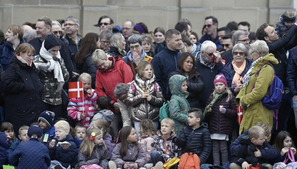 Folk står klar til at hylde dronning Margrethe på hendes 78 års fødselsdag (Foto: Mads Claus Rasmussen/Scanpix 2018)