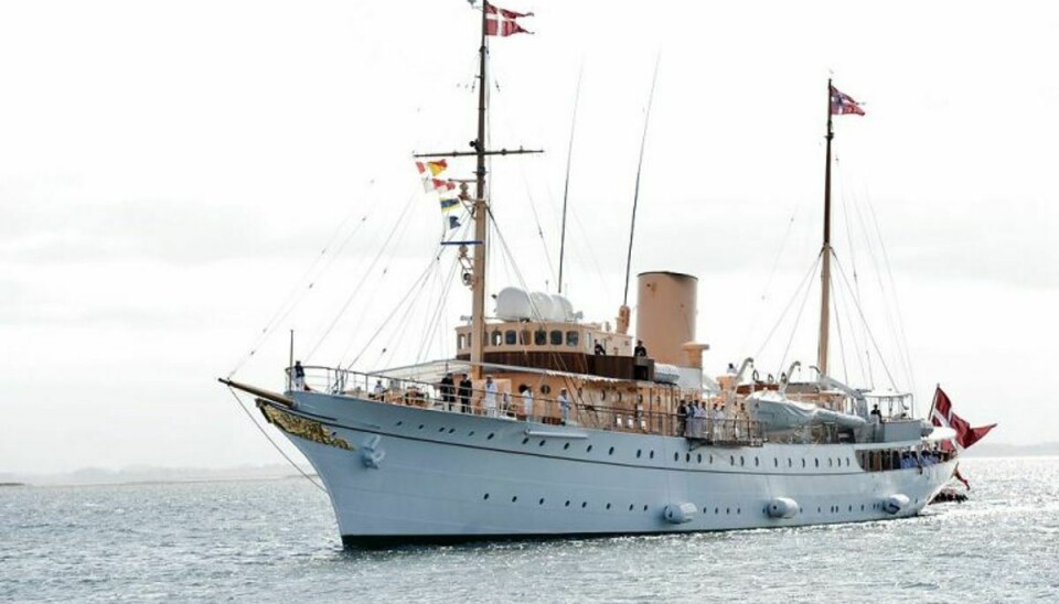 Kongeskibet Dannebrog ud for Ærø i april, før sæsonen startede. Her deltog skibet i eftersøgningen af en savnet, da skibet var på træningssejlads i området. Foto: Claus Fisker/Ritzau Scanpix)