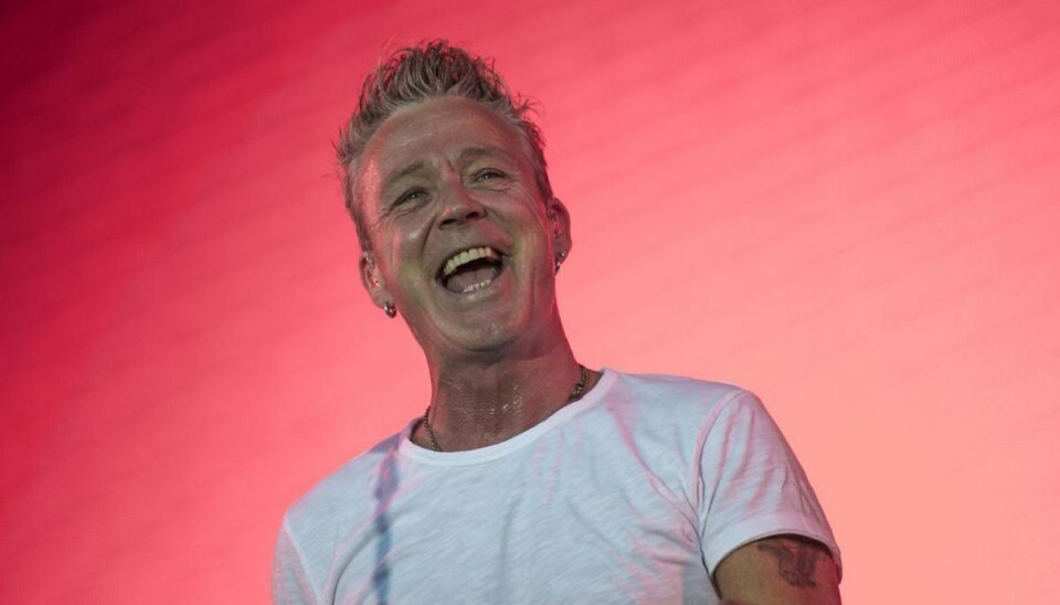 QUIZ: Hvor godt kender du de danske fodboldsange? Thomas Helmig skriver sig ind i historiebøgerne med sit bidrag til det danske landshold. Foto: Scanpix.
