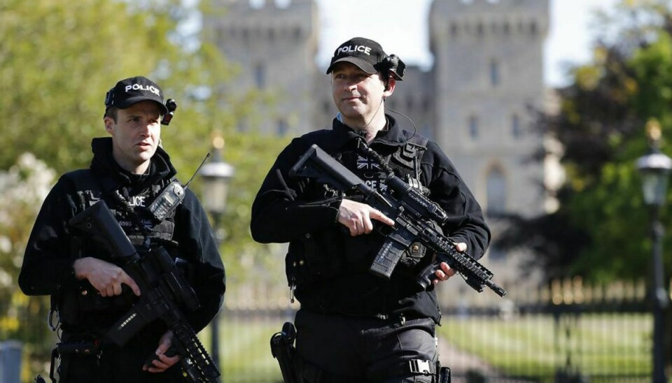 Politi i tusindtal passer på brudeparret – her er det svært bevæbnet politi foran Windsor Castle. Foto: Frank Augstein/Scanpix