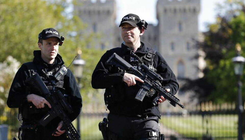 Svært bevæbnet politi i tusindtal passer på brudeparret Politi i tusindtal passer på brudeparret – her er det svært bevæbnet politi foran Windsor Castle. Foto: Frank Augstein/Scanpix