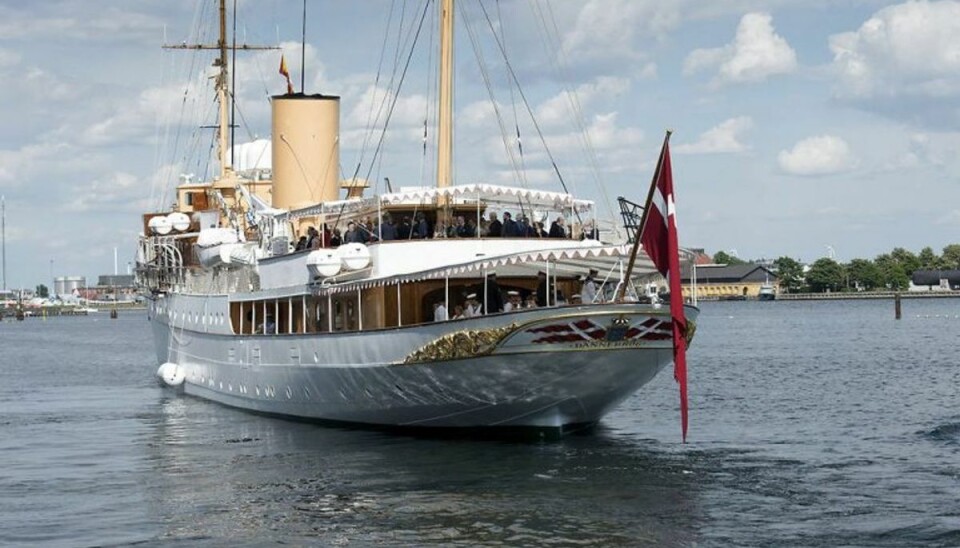 Frederik i hopla på Kongeskibet Dannebrog