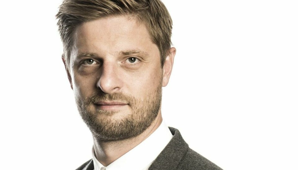 Journalist fik én på hovedet af skuespiller under fest