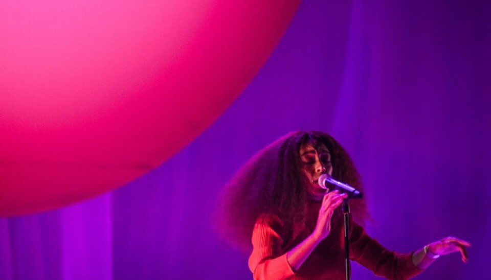 (ARKIV) Solange spiller på Roskilde Festival 2017 på Arena, torsdag den 29. juni 2017.Soulsangerinden Solange, der er søster til superstjernen Beyoncé, indtager Tivoli og optræder på Plænen onsdag den 15. august, hvor forlystelsesparken har 175-års fødselsdag. Det skriver Ritzau, mandag den 18. juni 2018.. (Foto: Ida Marie Odgaard/Ritzau Scanpix)