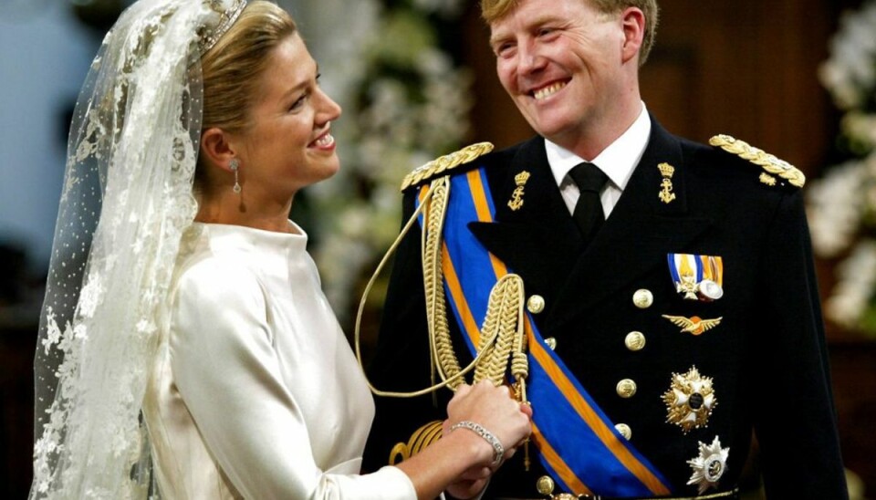FILE PHOTO: Princess Maxima smiles broadly at Dutch Crown Prince Willem-Alexander during their wedding ceremony in the Nieuwe Kerk, or New Church, in Amsterdam, February 2, 2002. REUTERS/Da prinsesse Maxima (nu dronning) fik sin Wilelm-Alexander, den hollandske tronfølger, var brylluppet uden hendes far. Foto: Scanpix/Jerry Lampen. FILE PHOTO: Princess Maxima smiles broadly at Dutch Crown Prince Willem-Alexander during their wedding ceremony in the Nieuwe Kerk, or New Church, in Amsterdam, February 2, 2002. REUTERS/Da prinsesse Maxima (nu dronning) fik sin Wilelm-Alexander, den hollandske tronfølger, var brylluppet uden hendes far. Foto: Scanpix/Jerry Lampen.