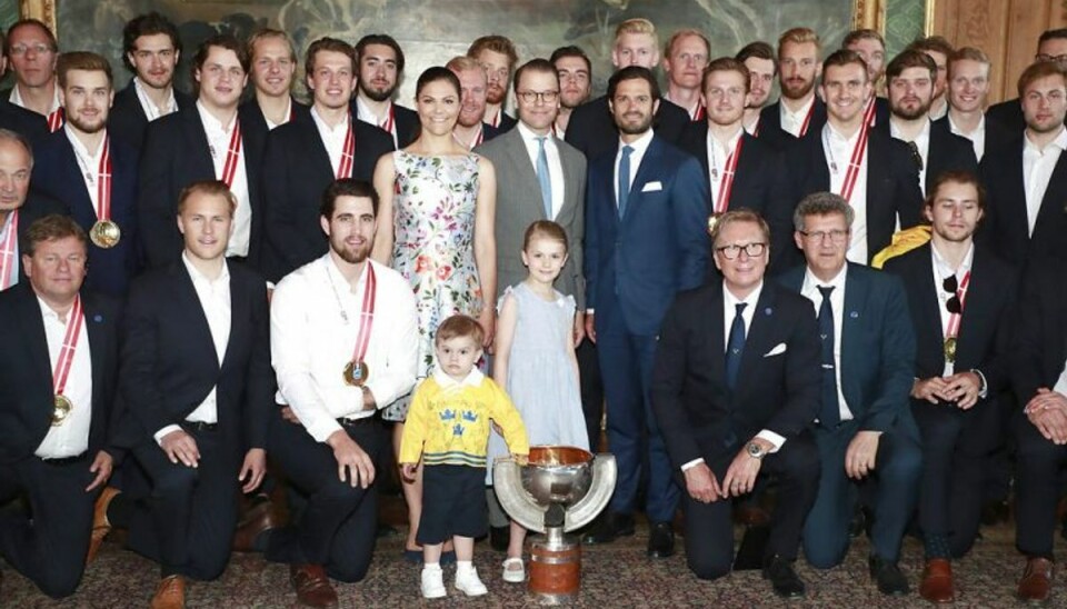 Lille prins hædrer guldvindere Her ses den royale familie sammen med de svenske guldvindere. Foto: Ola Axman/Scanpix.