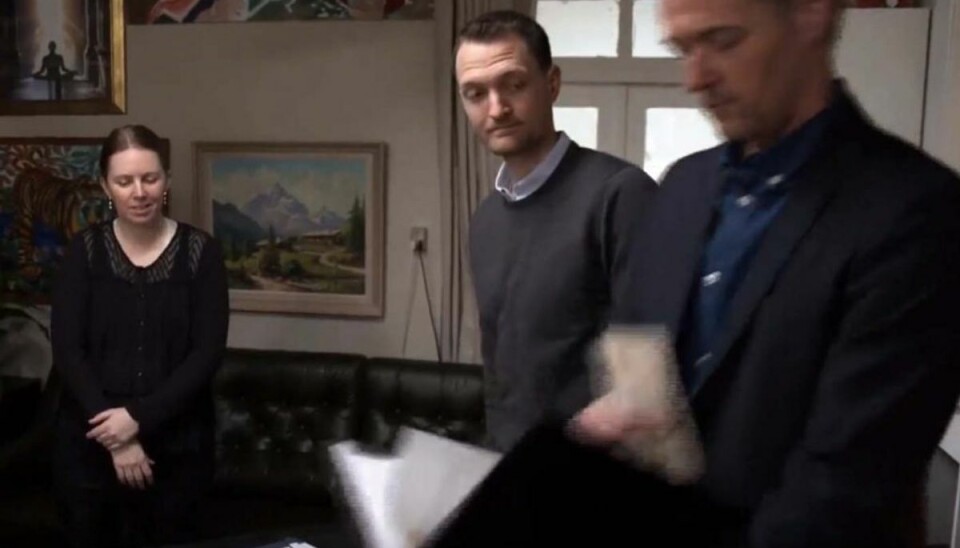 Her skrider Luksusfældens ekspert Carsten Linnemann. Han vendte dog tilbage og sammen med Kenneth Hansen gav de Eline en chance mere. Foto: TV3. Her skrider Luksusfældens ekspert Carsten Linnemann. Han vendte dog tilbage og sammen med Kenneth Hansen gav de Eline en chance mere. Foto: TV3.