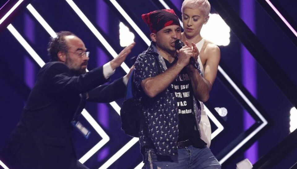 Baneløber ved Eurovision: Greb mikrofonen ud af hånden på sangerinde Personen greb mikronen fra sangerinden. Foto: Armando Franca/Scanpix.